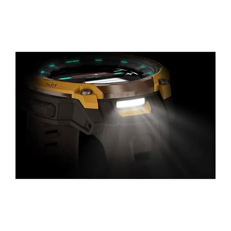 Garmin Instinct Crossover AMOLED transducer in gold and black with built-in LED light and status LEDs